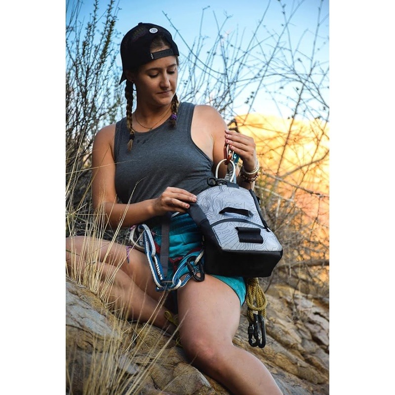 High-capacity mountain climbing chalk holder